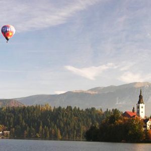 polet z balonom funturist nad blejskim jezerop na bledu - hot air Balloon ride