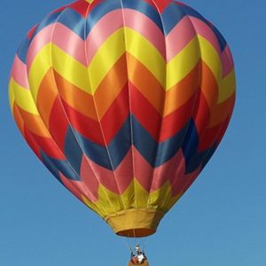 polet z balonom funturist na jasen dan na modrem nebu