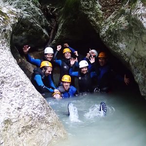 skupina ljudi na soteskanje izletu v kanjonu