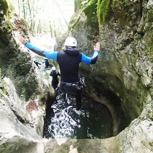 Skok v tolmun pri soteskanju na Bledu