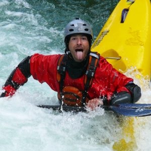 Adrenalinski spust po reki s kajakom